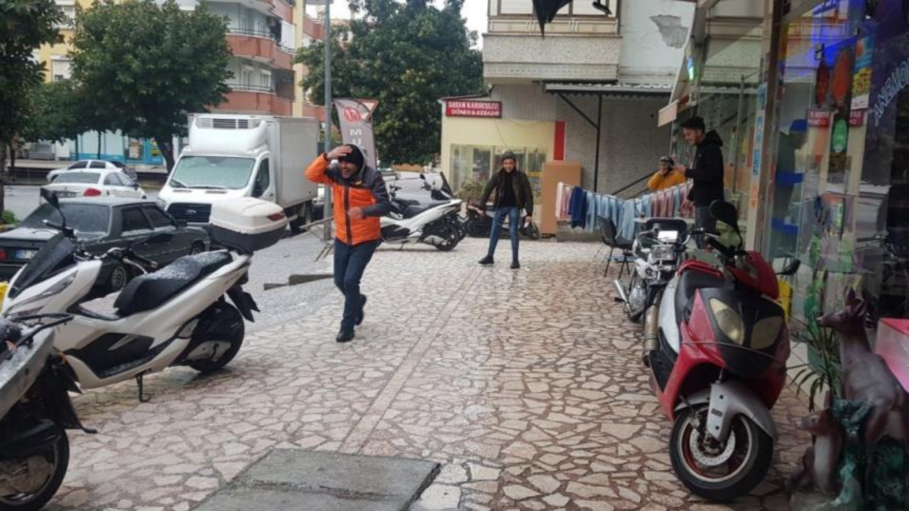 53 yıl sonra Alanya'da kar yağdı: Sahil beyaza büründü